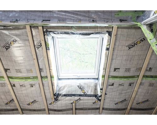 Dachfenster eingebaut in eine Dachkonstruktion mit Isover Dämmmaterial