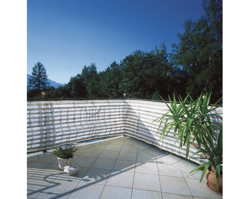 Balkon mit Sichtschutz, Fliesen und Pflanzen