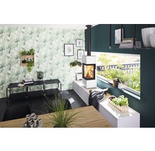 Wohnzimmer mit Kaminofen, Pflanzen und Dekoration