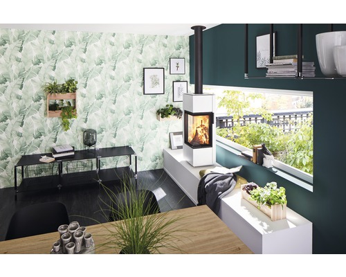 Wohnzimmer mit Kaminofen, Pflanzen und Dekoration