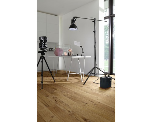 Fotostudio mit Stativ, Beleuchtung und Holzboden