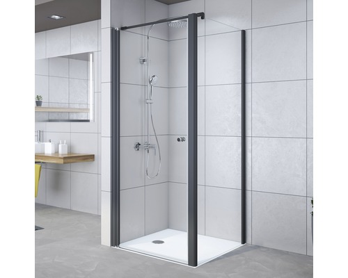 Dusche mit schwarzem Rahmen und Duschwanne im Badezimmer