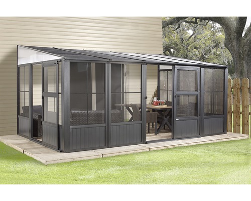 Freistehender Pavillon mit Möbeln auf Terrasse und Rasen