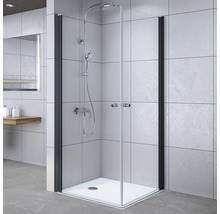 Begehbare Duschkabine mit schwarzen Profilen und Brausegarnitur im Badezimmer