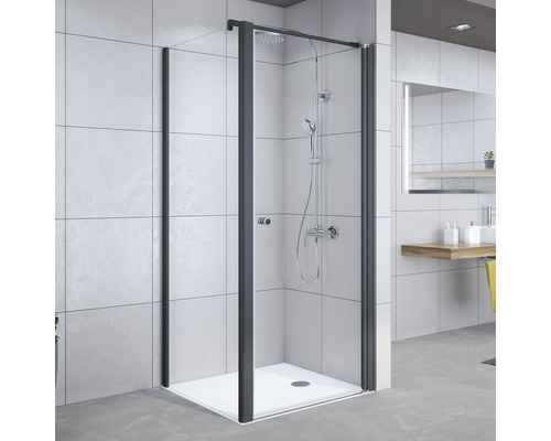 Duschkabine mit schwarzem Rahmen und Duscharmatur im Badezimmer