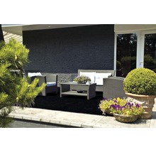 Terrasse mit Rattansitzgruppe, Couchtisch und Pflanzen