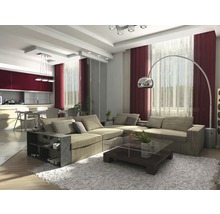 Helles Wohnzimmer mit Sofa, Couchtisch und Stehlampe