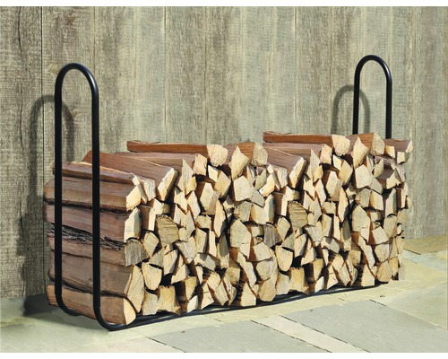 Brennholzregal mit Holzscheiten