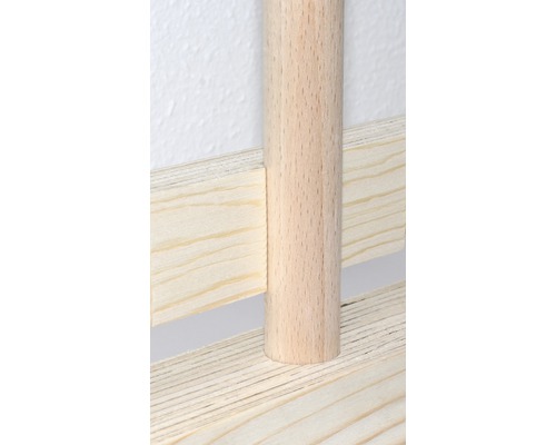 Detailansicht einer Holzkonstruktion mit Rundholz