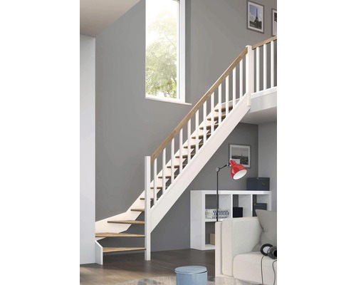 Treppe aus Holz mit weißem Geländer in einem modern eingerichteten Raum.