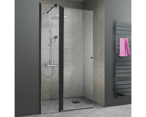 Begehbare Dusche mit Duscharmatur und Heizkörper