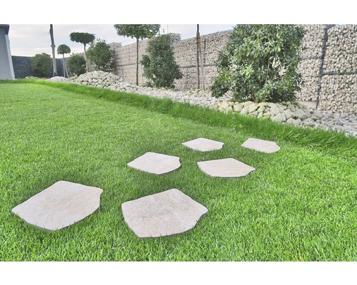 Gartenweg aus Natursteinplatten im Rasen