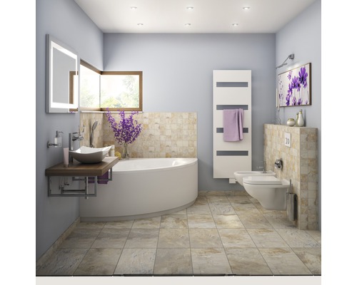 Helles Badezimmer mit Badewanne, Waschtisch, Toilette und Bidet.