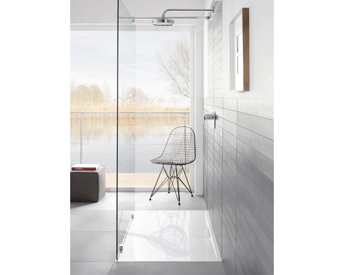 Duschbereich mit Duschwanne, Duschkopf und modernem Design