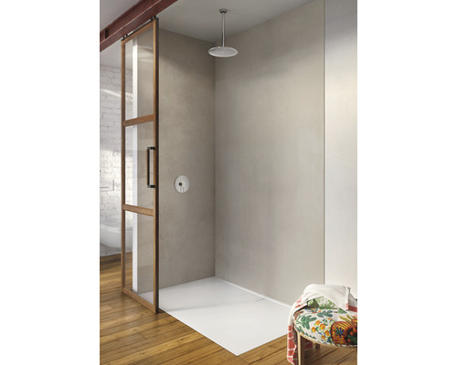 Begehbare Dusche mit Duschkopf, Duschwanne und Glastür im Badezimmer