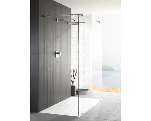 Begehbare Dusche mit Glaswand, Duschkopf und Armatur vor grauer Wand