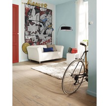 Wohnzimmer mit Comic Wandbild, Sofa, Lampe und Fahrrad