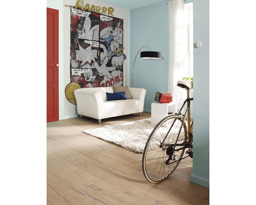 Wohnzimmer mit Comic Wandbild, Sofa, Lampe und Fahrrad