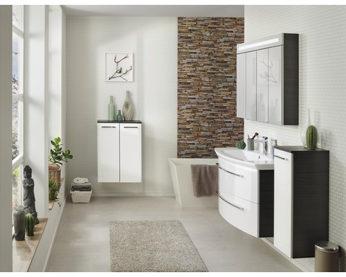 Modernes Badezimmer mit Waschtisch, Spiegelschrank und Wandschrank für Badezimmerutensilien.