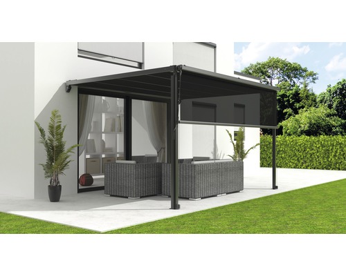 Terrasse mit Markise und Gartenmöbeln auf Rasenfläche