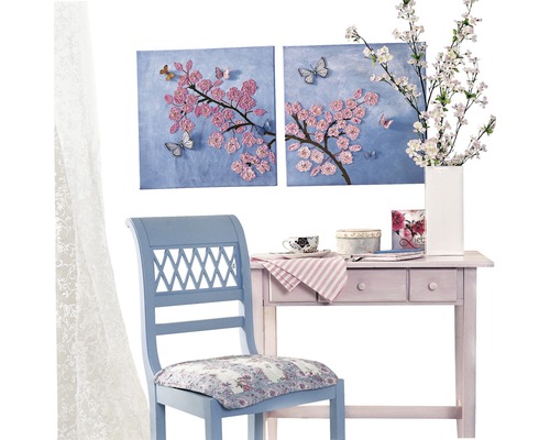 Dekorative Szene mit einem blauen Stuhl, einem rosa Tisch und zwei Bildern mit Blumenmotiven an der Wand