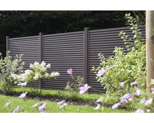 Garten mit Sichtschutzzaun aus horizontalen Latten