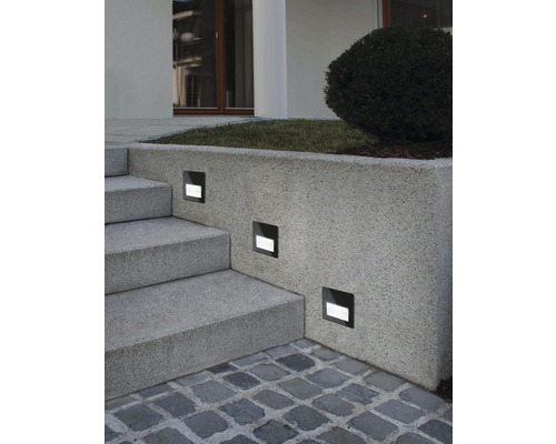 Treppe mit eingebauten LED-Wandleuchten zur Aussenbeleuchtung