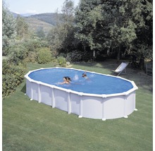 Ovales Stahlwandbecken im Garten mit schwimmenden Personen.