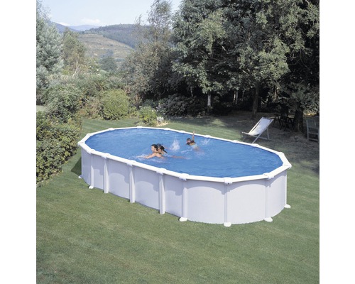 Ovales Stahlwandbecken im Garten mit schwimmenden Personen.