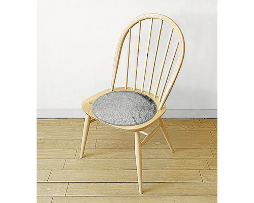 Holzstuhl mit runder, grauer Sitzauflage