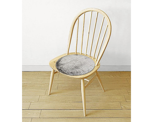 Holzstuhl mit rundem, flauschigem Sitzkissen