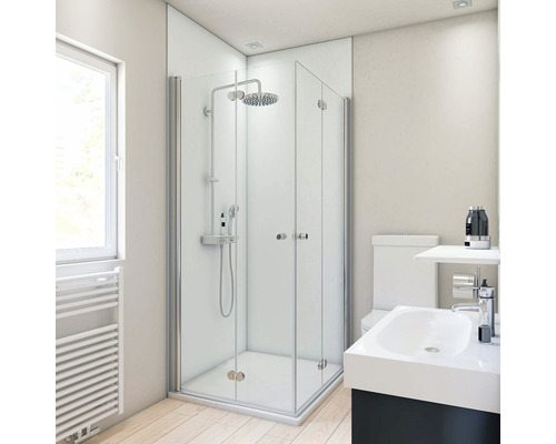 Duschrückwand Breuer Decodesign 900x2100x3 mm weiß Helles Badezimmer mit Duschkabine aus Glas, Waschbecken und Toilette.