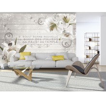 Wohnzimmer mit Fototapete mit Blumenmotiv und Schriftzug