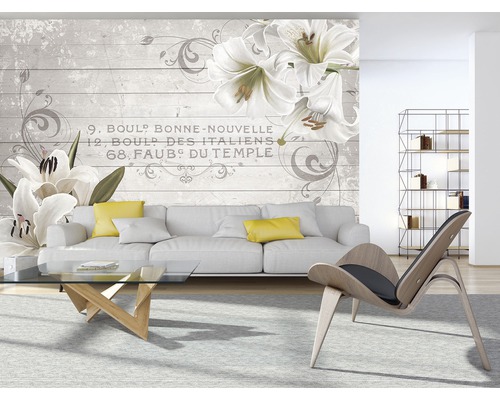 Wohnzimmer mit Fototapete mit Blumenmotiv und Schriftzug