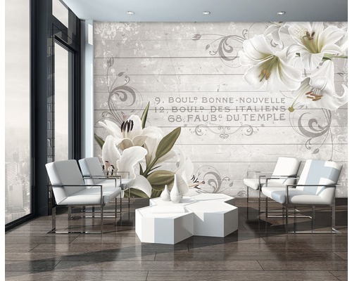 Heller Raum mit Holzimitat-Tapete, floralem Muster und weißen Möbeln