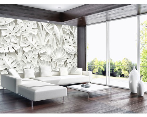 Wohnzimmer mit einer weißen Couch und einer Wandtapete mit Pflanzenmotiven