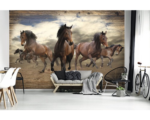 Wandbild mit einer galoppierenden Pferdeherde in einem Wohnzimmer