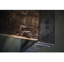 Detailansicht eines Holzbalkens mit Metallverstärkung