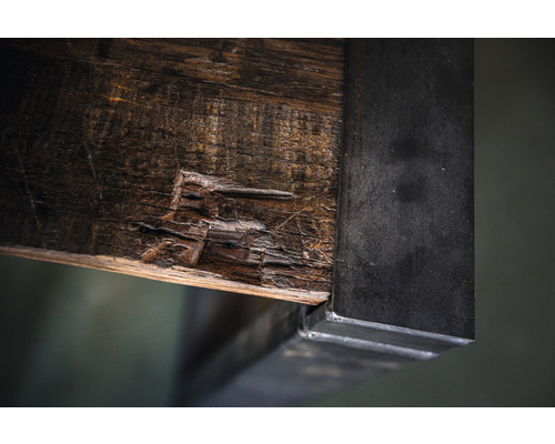 Detailansicht eines Holzbalkens mit Metallverstärkung