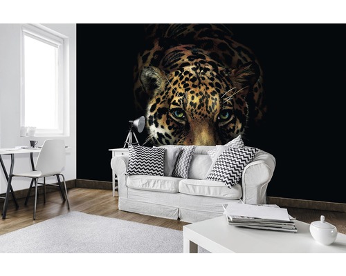 Wohnzimmer mit Fototapete eines Jaguars