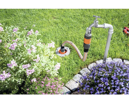 Garten mit Wasserhahn, Gartenschlauch und Blumen