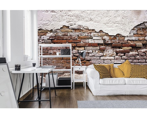 Wohnraum mit Fototapete in Backsteinoptik, Sofa, Tisch und Regal