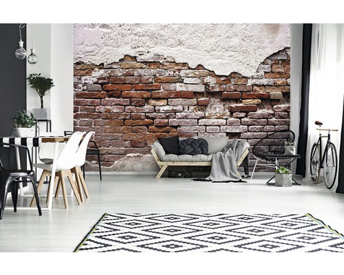 Wohnzimmer mit einer Fototapete, die eine Backsteinmauer mit Putz darstellt und Möbel im Vordergrund zeigt.