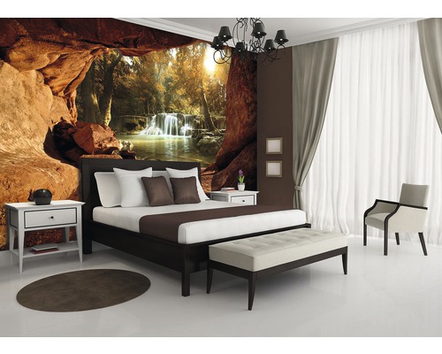 Schlafzimmer mit Fototapete, die eine Felsformation und einen Wasserfall darstellt, Bett, Nachttisch, Teppich und Sitzbank