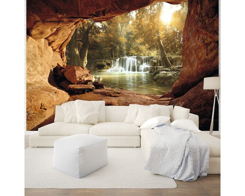 Wohnraum mit Fototapete einer Wasserfall-Landschaft in einer Höhle