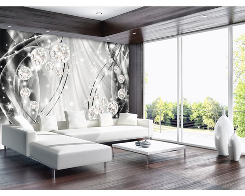 Wohnzimmer mit weißem Sofa, Couchtisch und Fototapete mit Diamantmotiv