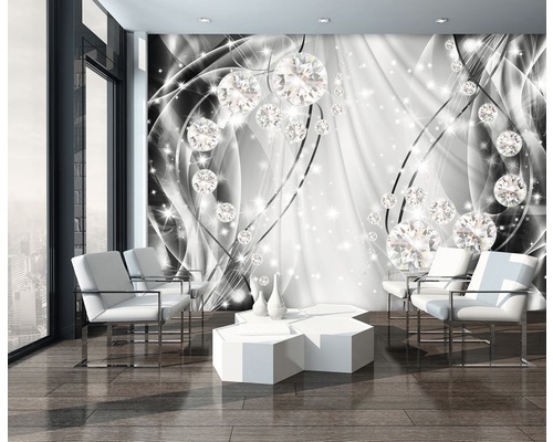 Wohnzimmer mit Vliestapete Diamanten-Motiv, weißen Sesseln und Tisch