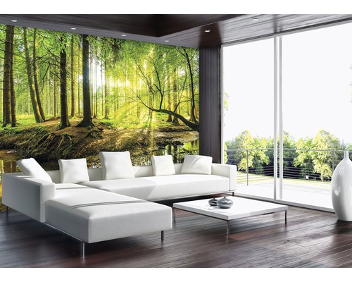 Helles Wohnzimmer mit Fototapete Waldmotiv, Sofa und Fensterfront