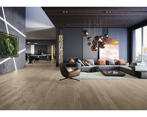 Wohnzimmer mit Parkettboden, Kamin und moderner Einrichtung