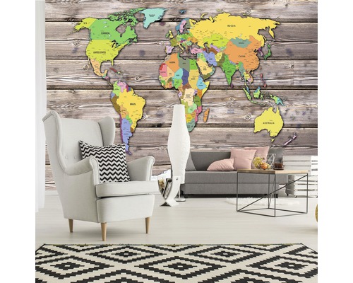 Wohnzimmer mit Weltkarte an Holzwand, Sessel und Sofa